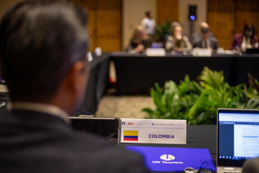 El País de la Belleza reafirma su liderazgo en escenarios internacionales. El Ministerio de Comercio, Industria y Turismo participó en la 71ª Reunión de la Comisión de las Américas de ONU Turismo, realizada Asunción, Paraguay. 

En línea con la apuesta del Gobierno del presidente @gustavopetrourrego y el trabajo decidido de la ministra @dmmoralesr para fortalecer el turismo colombiano, en este espacio se desarrollaron encuentros estratégicos para impulsar la cooperación regional y posicionar a Colombia como referente en el sector. 

En este sentido, el MinCIT presentó ante la Comisión Regional de las Américas la intención de conformar un grupo de trabajo de Turismo y Paz, una propuesta que fue bien recibida por los países participantes. Adicionalmente, se dio a conocer que el País de la Belleza sigue consolidándose con un referente de la región para la atracción de inversiones en materia turismo. 

La agenda de trabajo incluyó también: 

- La participación en el taller “El futuro en femenino: construyendo el turismo del mañana”.

- El encuentro estratégico con la directora ejecutiva de ONU Turismo, Natalia Bayona, junto a la directora del IDT, Ángela Garzón.

- La reunión con el director regional para las Américas de ONU Turismo, Heitor Kadri, para avanzar en estrategias de cooperación relacionadas con turismo cafetalero, fortalecimiento de capacidades y proyección de Colombia en escenarios multilaterales.

Con estas acciones, esta cartera ministerial continúa consolidando alianzas y generando oportunidades para los territorios, promoviendo la campaña ‘Descubre la diversidad de Colombia, el País de la Belleza’, como una apuesta de turismo sostenible e incluyente.

#elpaísdelabelleza